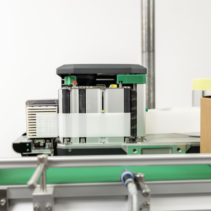 Side labelling using LTMA air-free label applicator